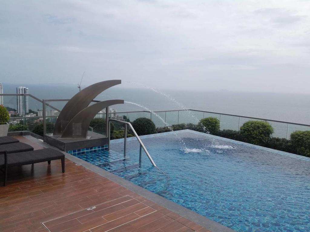 Peak Tower In Phatumnak Pattaya Exterior photo