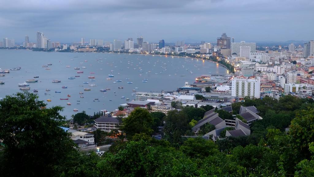 Peak Tower In Phatumnak Pattaya Exterior photo
