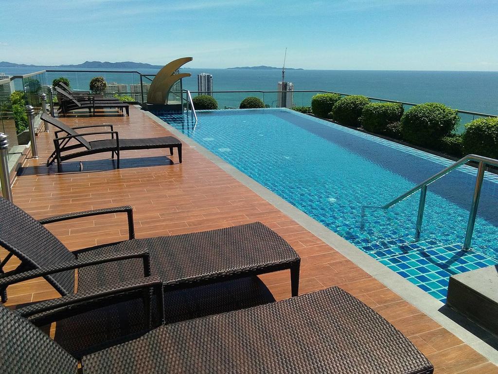 Peak Tower In Phatumnak Pattaya Exterior photo