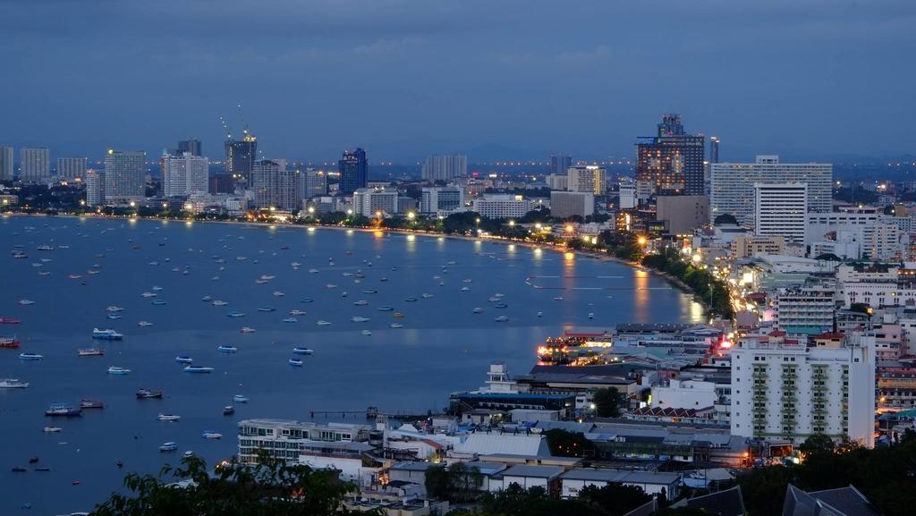 Peak Tower In Phatumnak Pattaya Exterior photo